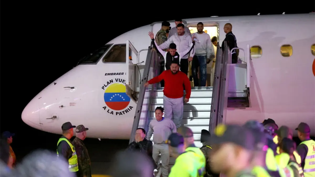 EE.UU. pide a más de 250,000 venezolanos prepararse para salir del país en noviembre