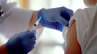 La OMS defiende los mandatos de vacunaci&oacute;n ante los planes de acabar con ellos en Florida