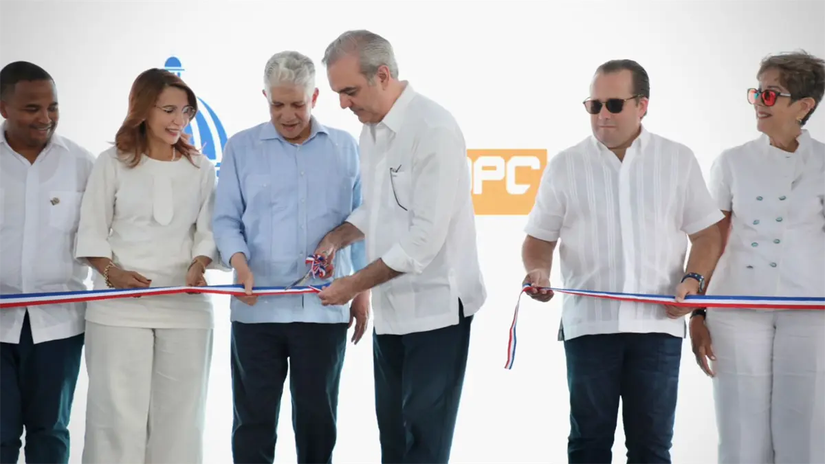 Tras 40 años de espera, presidente Abinader entrega carretera Villa Elisa-Punta Rucia-La Ensenada