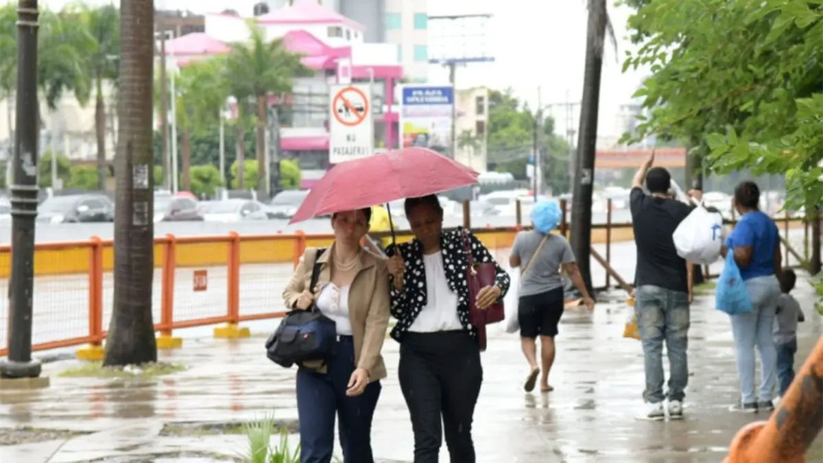 Aguaceros y tronadas en varias provincias por vaguada y onda tropical; el calor seguirá sofocante