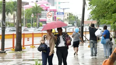 Aguaceros y tronadas en varias provincias por vaguada y onda tropical; el calor seguirá sofocante