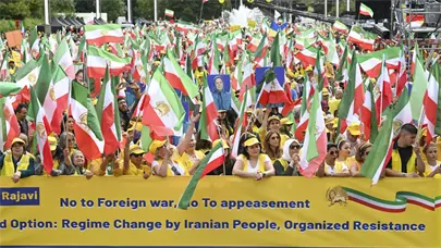 Decenas de miles de iran&iacute;es piden un cambio de r&eacute;gimen sin "apaciguamiento ni guerra"