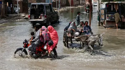Pakist&aacute;n enfrenta inundaciones hist&oacute;ricas con m&aacute;s de 900 muertos y amenaza de m&aacute;s lluvias