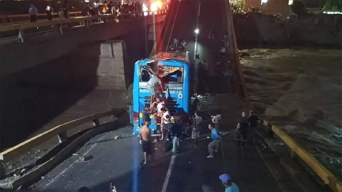 Al menos ocho heridos deja caída de vehículo desde un puente en centro histórico de Lima