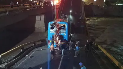 Al menos ocho heridos deja caída de vehículo desde un puente en centro histórico de Lima