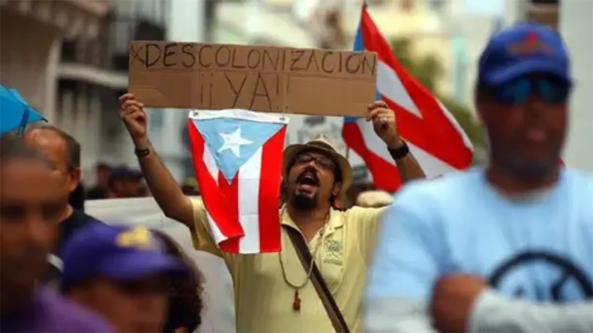 Cientos de puertorriqueños protestan contra las maniobras militares de EEUU en la isla