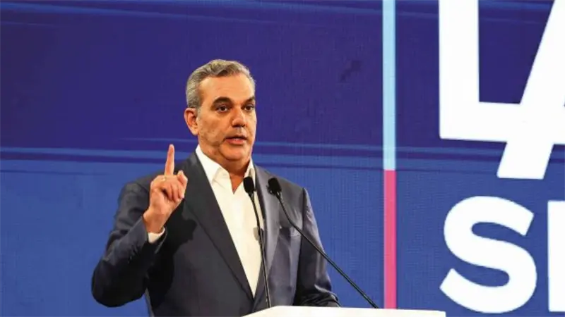Luis Abinader: En un mes se volverá a licitar la carretera del Ámbar