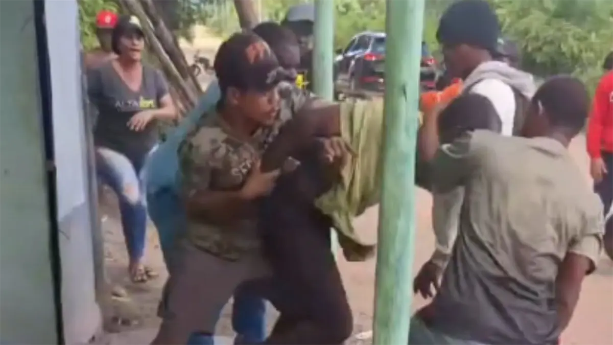 Comunitarios atrapan y golpean a presunto ladrón en Monte Plata