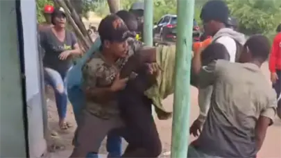 Comunitarios atrapan y golpean a presunto ladrón en Monte Plata