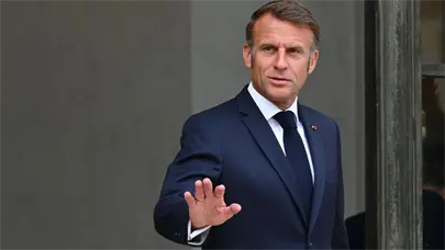 Aparecen cabezas de cerdos, una con la palabra Macron, en varias mezquitas parisienses