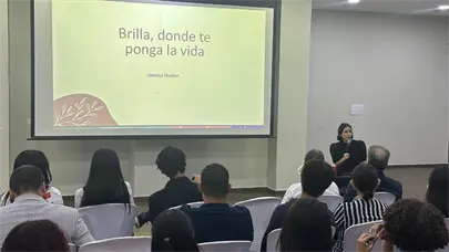 Jessica Hasb&uacute;n protagoniza charla "Un caf&eacute; con un periodista" en INTEC 