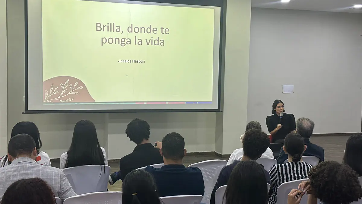 Jessica Hasbún en su charla sobre periodismo en INTEC