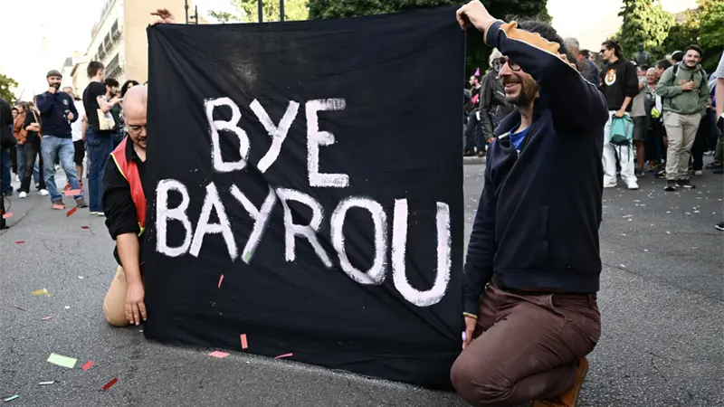 Manifestantes celebran caída de Bayrou y preparan acciones para bloquear Francia en 2 días