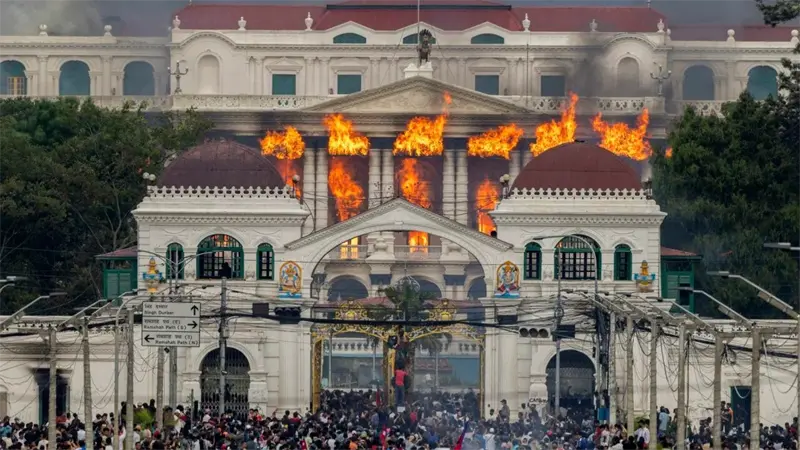 Manifestantes queman el Parlamento de Nepal mientras se intensifica violencia en protestas