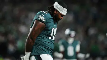 NFL suspende un juego y multa a Jalen Carter con 57.222 dólares por escupir a Dak Prescott