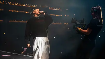 Residente ofrece hist&oacute;rico concierto ante m&aacute;s de 400 mil personas en el Z&oacute;calo de la Ciudad de M&eacute;xico