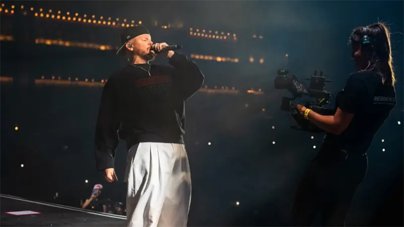 Residente ofrece histórico concierto ante más de 400 mil personas en el Zócalo de la Ciudad de México