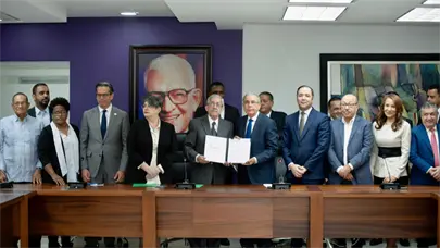 Danilo Medina recibe informe final del diálogo sobre la crisis haitiana