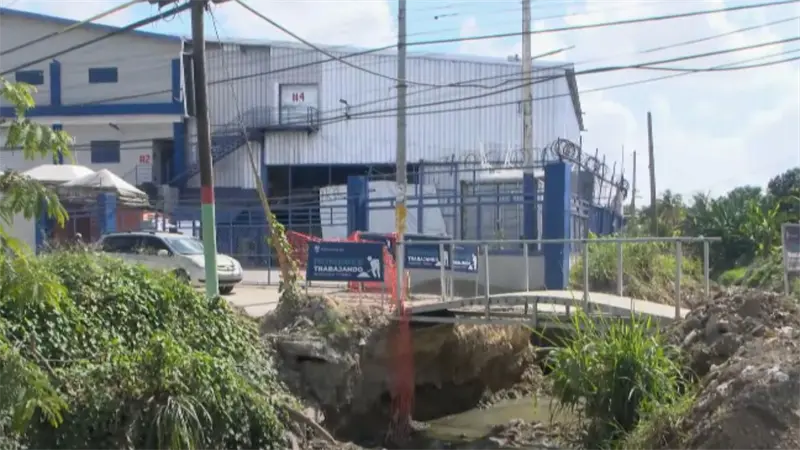 En Tamarindo quedan incomunicados por puente a medio construir