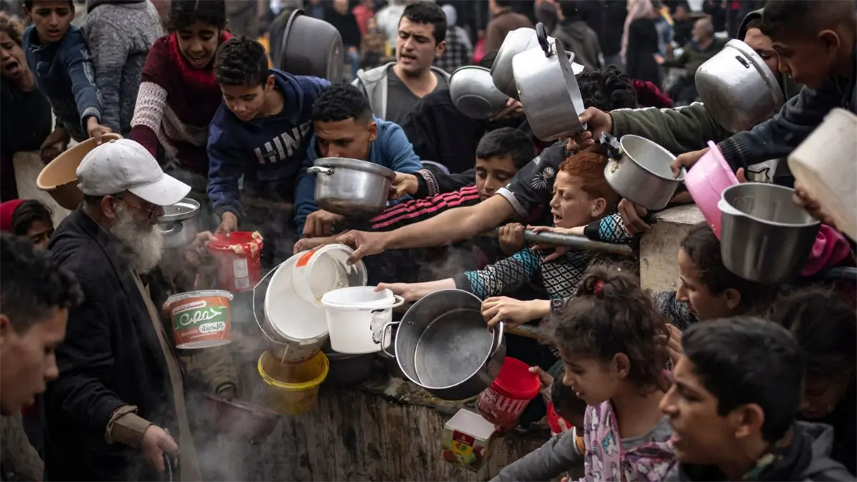 Personas en Gaza esperando por comida.