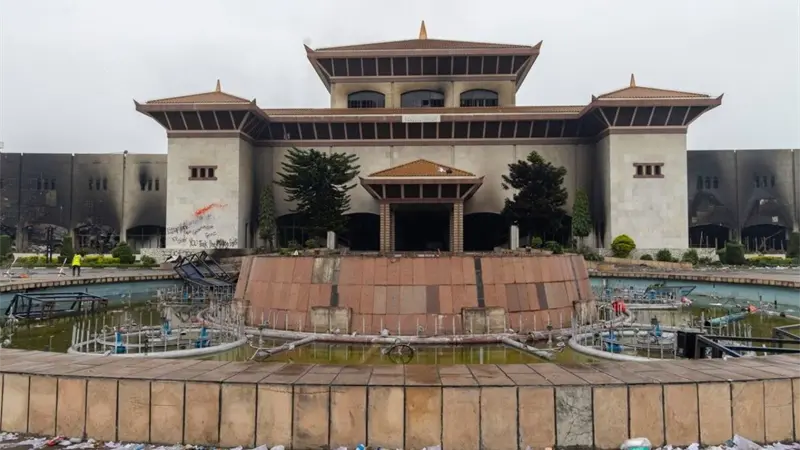 Un diario de Nepal publica desde las cenizas y titula: Esto no somos nosotros
