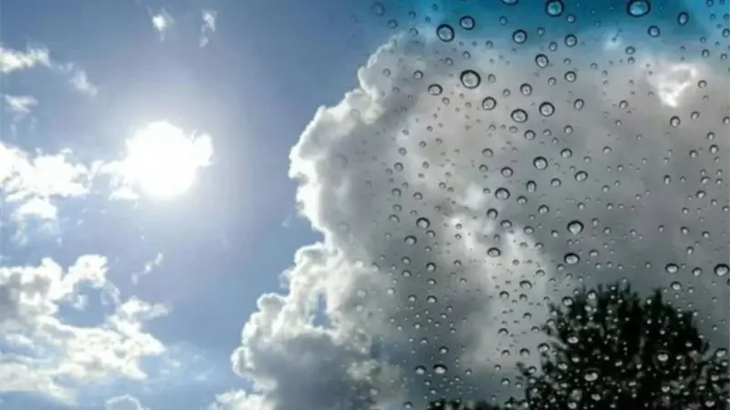 Cielo mayormente soleado y caluroso con algunos chubascos locales