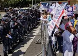 Enfermeras marchan hacia el Palacio Nacional en reclamos de acuerdos incumplidos