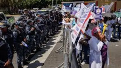 Enfermeras marchan hacia el Palacio Nacional en reclamos de acuerdos incumplidos