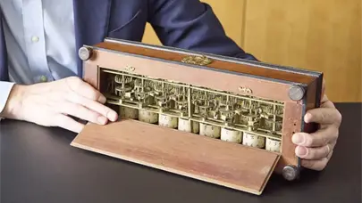Una de las ocho primeras calculadoras de la historia, creada en 1642, se subasta en Par&iacute;s