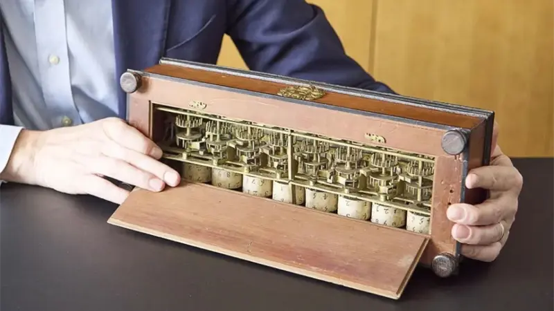 Una de las ocho primeras calculadoras de la historia, creada en 1642, se subasta en París