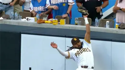 Tatis sorprende al robar un jonrón de manera espectacular
