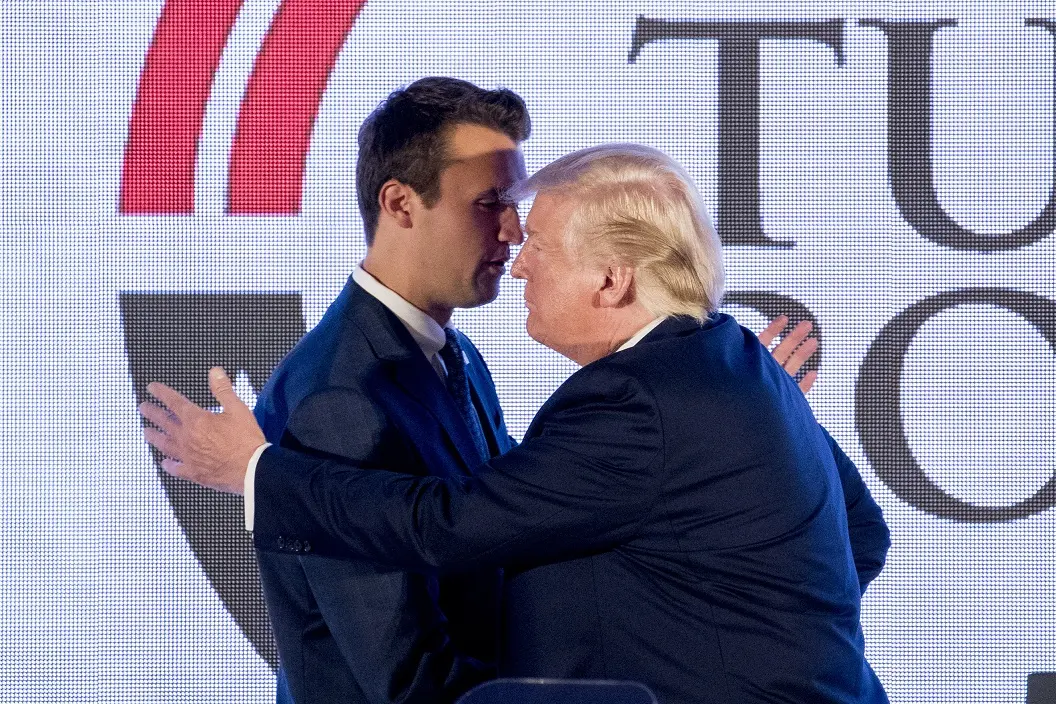 Donald Trump pide orar por su aliado Charlie Kirk tras resultar herido de bala