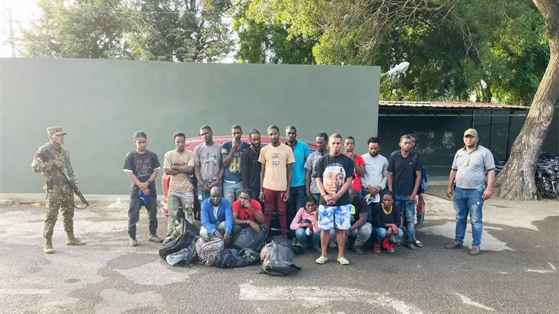 Ejército ocupa vehículo con 17 indocumentados en Montecristi