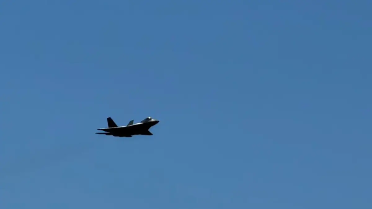 Es falso que un video muestre un avión estadounidense sobrevolando una playa venezolana