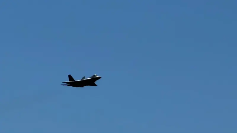 Es falso que un video muestre un avión estadounidense sobrevolando una playa venezolana