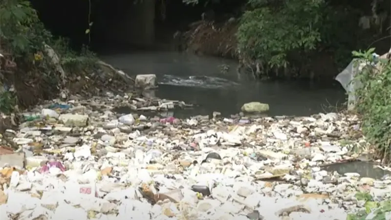 Grave acumulación de basura en la carretera Isabela, en Arroyo Manzano, alarma a residentes