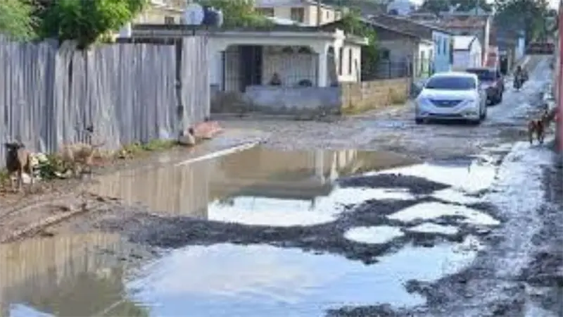 Charcos de agua y basura generan quejas ciudadanas en Santo Domingo e Higüey