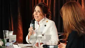 Jacqueline Viteri presenta libro sobre modales en restaurantes