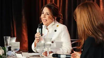 Jacqueline Viteri presenta libro sobre modales en restaurantes