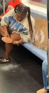 Captan a mujer exfoliándose el pie en pleno metro de Nueva York