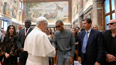 El papa saluda a Pharrell Williams en la v&iacute;spera del macroconcierto en el Vaticano