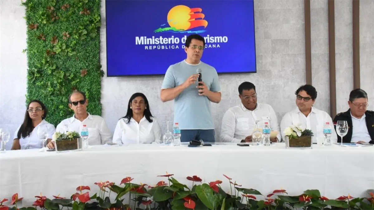 Collado encabeza el acto de inicio de la obra en Río San Juan, acompañado de autoridades locales y representantes de la comunidad.