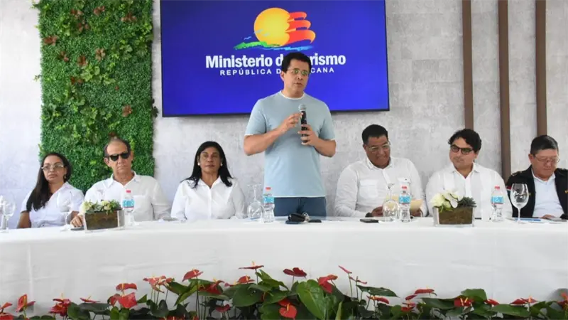 Ministro de Turismo inicia reconstrucción de plaza de vendedores en Río San Juan