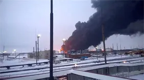 Ucrania ataca refinería clave en Rusia en medio de tensiones militares