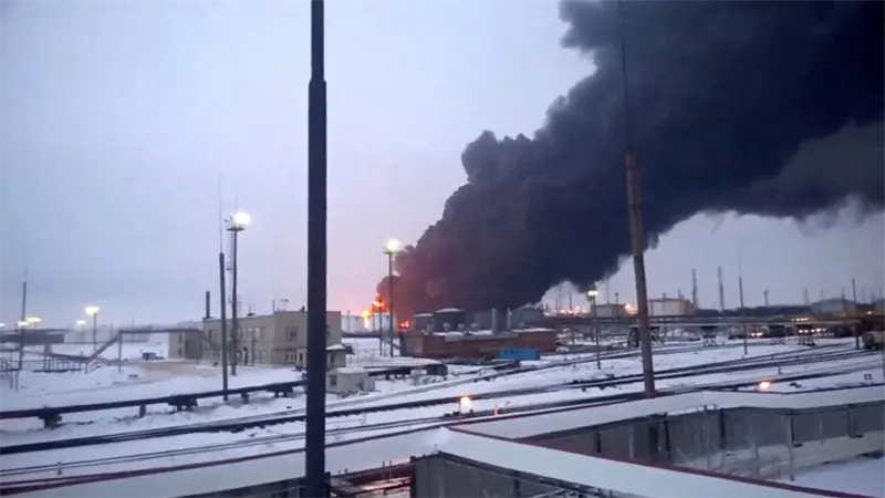 Ucrania ataca refinería clave en Rusia en medio de tensiones militares
