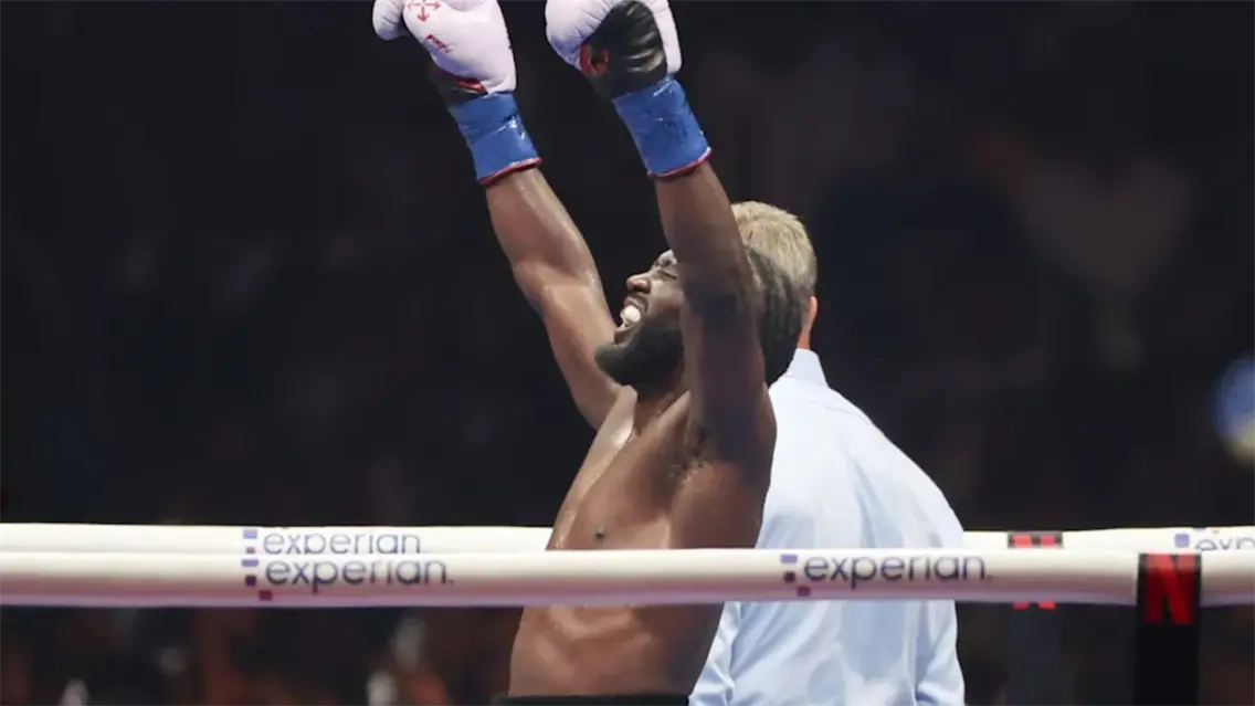 Crawford derrota al Canelo Álvarez por voto unánime y le arrebata sus títulos mundiales
