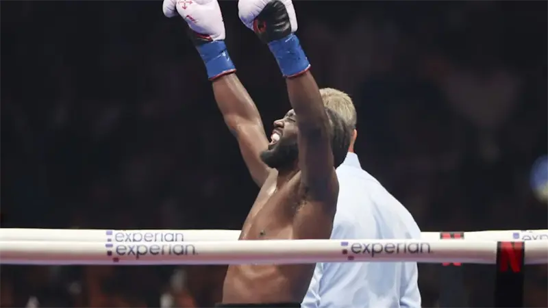 Crawford derrota al Canelo Álvarez por voto unánime y le arrebata sus títulos mundiales