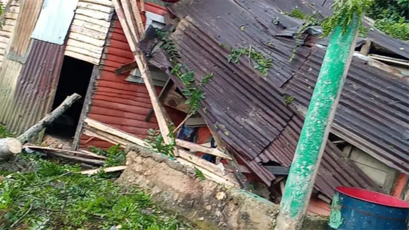 Vientos derriban vivienda en Sabana Grande de Boyá; familia queda en la calle