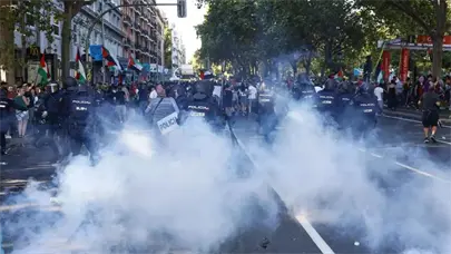 Palestina libre: La Vuelta a Espa&ntilde;a deja 22 polic&iacute;as heridos y dos detenidos