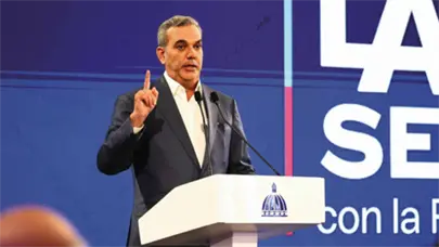 Abinader reconoce crisis eléctrica y promete soluciones ante los "odiosos apagones"